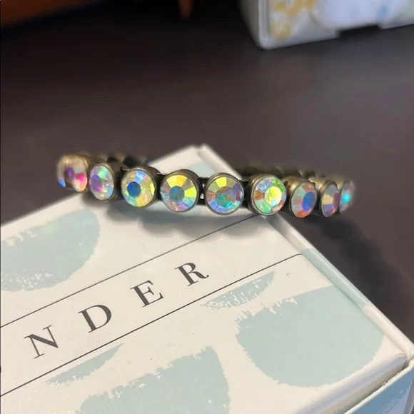 Plunder’s Iridescent Magnetic Bracelet - Picture 2 of 3
